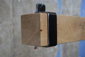 Detail ophangbeugel eiken plafondlamp