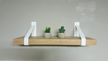 Eiken plank met witte stalen plankdragers 0