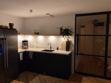 Eiken wandplank met led verlichting in een hoek