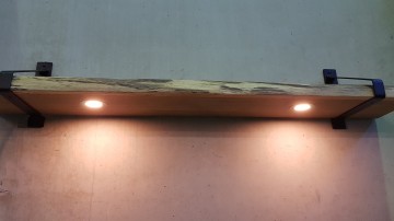 Eiken wandplank met zwarte plankdraer en led spot