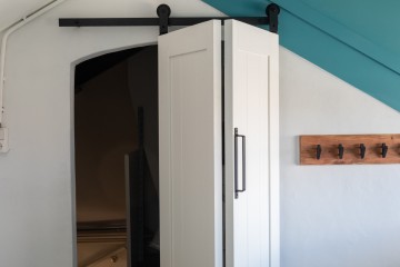 Geopende vouwdeur op rail 0