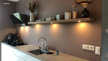 Gerookt eiken wandplank met verlichting 1