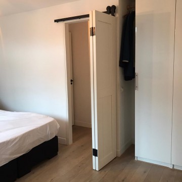 Grenen vouwdeur schuifdeur met zwart railsysteem