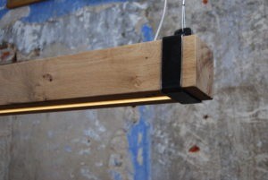 Led wood balklamp met zwrate stalen beugels