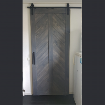 Loftdeur hongaarse punt zwart railsysteem