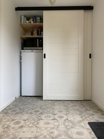 Schuifdeuren kast met zwart beslag 0