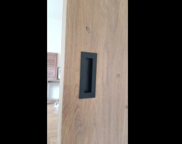 Schuifdeurkom zwart verdiept in eiken deur