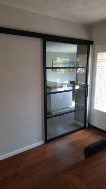 Stalen schuifdeur strakke rail