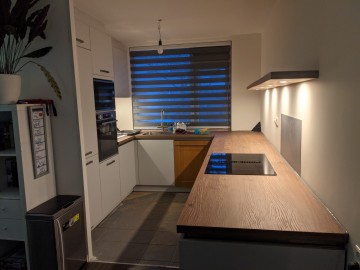 Strakke eiken wandplank met ledverlichting