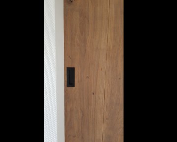Verdiepte schuifdeurkom zwart in eiken deur 1