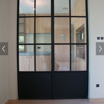 Vintage nr 6 scharnierdeur staal met kickplate 3