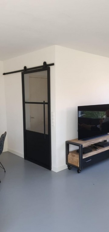 Vintage staaldeur met kickplate