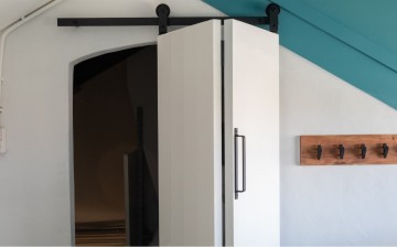 Vlakke vouwdeur wit kast