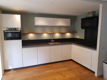 Wandplank met spotjes keuken