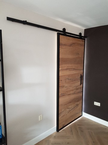 Zij aanzicht loftdeur met stalen frame