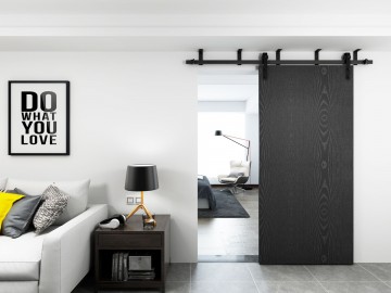 Zwart schuifdeursysteem aan het plafond