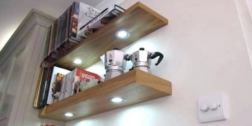 Zwevende eiken wandplank met spotjes