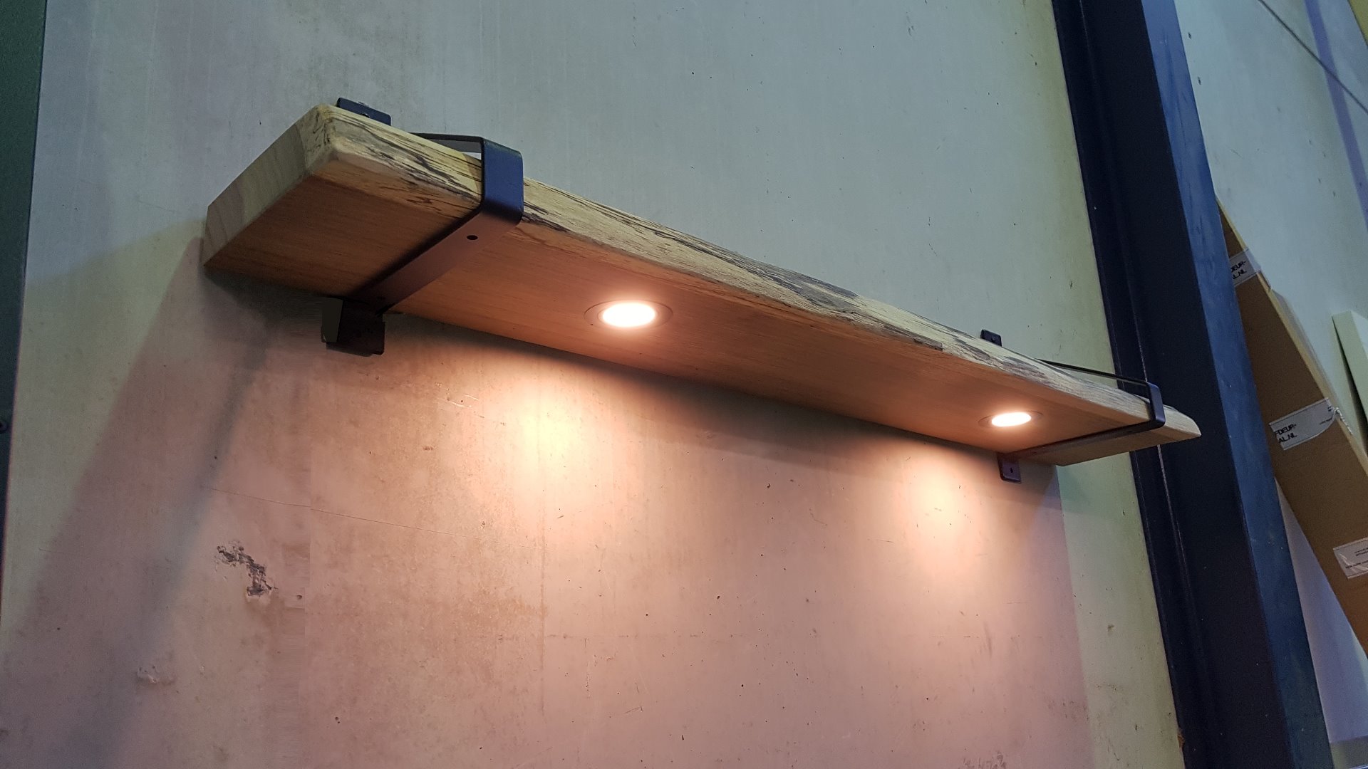 Mededogen bord groei Eiken Wandplank met Dimbare Ledverlichting en Zwarte plankdragers -  Wandplanken en plankdragers - schuifdeur-totaal