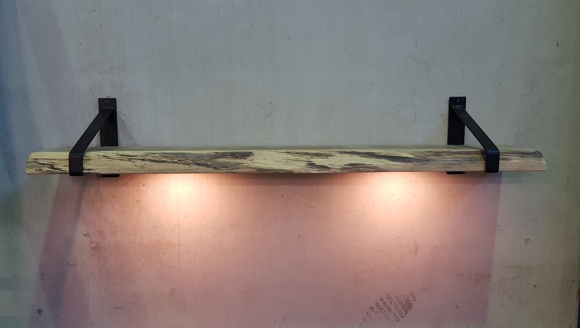 Wandplank met Ledverlichting en Zwarte plankdragers Wandplanken en plankdragers - schuifdeur-totaal